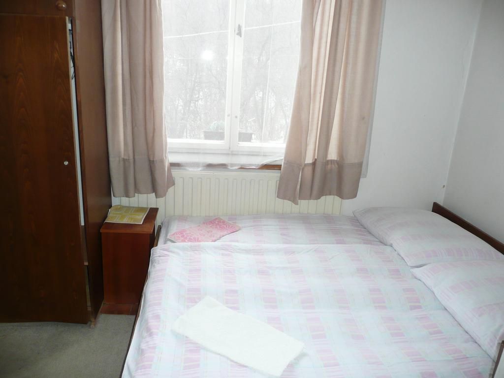 Apartment Trojska Prague Chambre photo